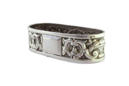 Argola de guardanapo em prata de forma oval com relevos e brasão para monograma.